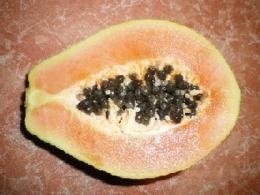aufgeschnittene Papayafrucht